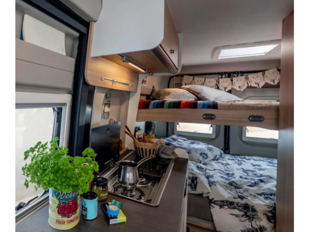 Dormitorio y cocina de la camper Sunlight Cliff 601