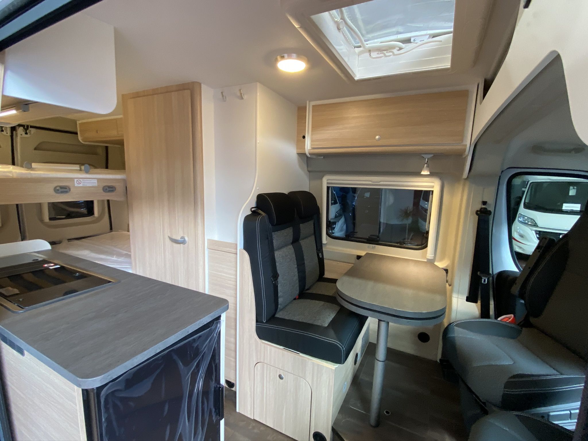 Interior de camper preparada para una ruta por la costa francesa