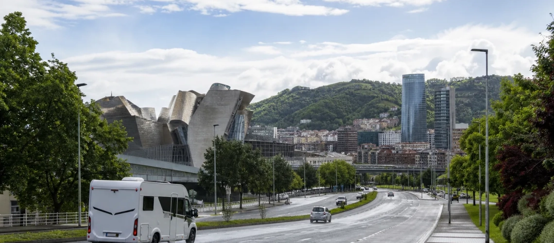 Camper aproximándose por un acceso urbano de Bilbao