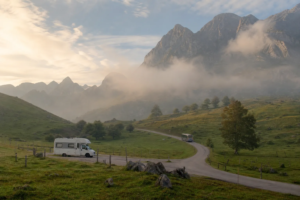 Autocaravana en el acceso inferior a los Lagos de Covadonga con los Picos de Europa al fondo