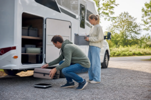 Viajeros pesando y distribuyendo el equipaje de una autocaravana