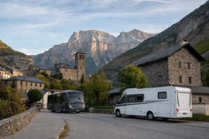 Autocaravana estacionada en Torla junto al transporte de acceso a Ordesa