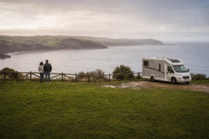 Pareja y camper contemplando la bahía durante una ruta por Santander y Cabárceno