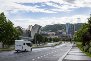 Camper aproximándose por un acceso urbano de Bilbao